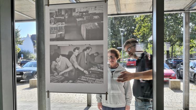 Monika Krebs, die den Nachlass des Courier-Fotografen Walter Erben verwaltet und die Jubiläumsausstellung für den Courier konzipiert hat, betrachtet mit Niels Rupsch vom Museum Tuch + Technik ein Bild im Fenster des Museums vom Kleinflecken aus. 