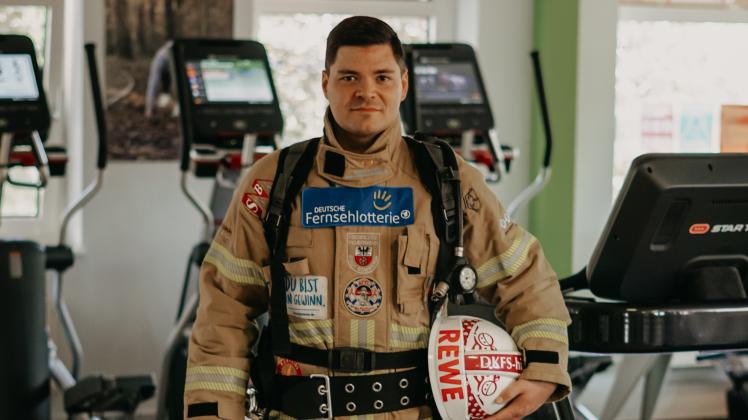 So sieht es aus, wenn Mario Feller die komplette Feuerwehrschutzausrüstung anhat, die er auch während des Spendenlaufs tragen wird. Sie wiegt knapp 30 Kilogramm.