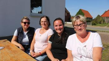 Die starken Frauen von Gößlow: Stefanie und Jenny Roggmann, Roswitha Beyer und Dorin Wilck wollen mit einem Dorfclub dauerhaft mehr Schwung in den Lübtheener Ortsteil bringen. 