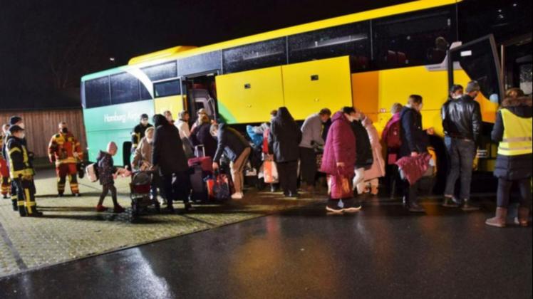 Kurz nach Start des Ukraine-Kriegs trafen im März erste Busse mit Geflüchteten in Rendsburg ein. Nachdem die Zahl der zugewiesenen Flüchtlinge im Kreis Rendsburg-Eckernförde vorübergehend gesunken war, stieg sie im August wieder. 