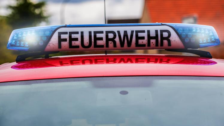 Bamberg, Deutschland 10. Oktober 2020: Feuerwehrfahrzeug, Einsatzfahrzeug der Feuerwehr mit Blaulicht Bayern *** Bamberg