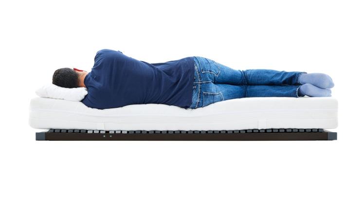 Ein Mann liegt auf einer Matratze mit Rost