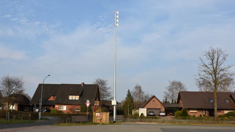 Weitere drei moderne Sirenen sollen in den Ortsteilen Lohne und Füchtenfeld der Gemeinde Wietmarschen  aufgestellt werden. Das Foto zeigt eine Anlage in Höhe der Sportplätze im Ortsteil Wietmarschen, die im Jahr 2021 installiert wurde.