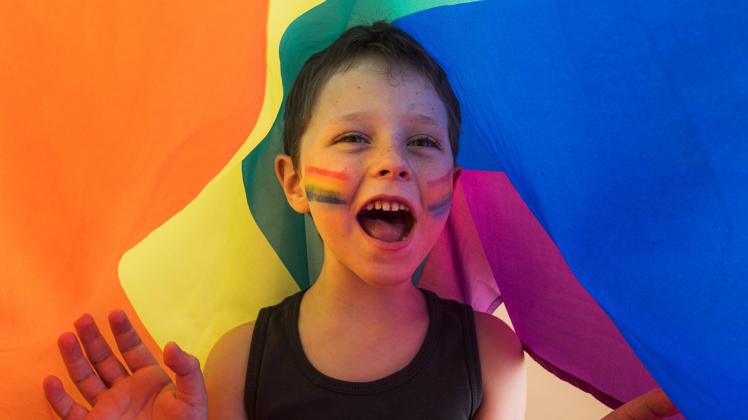 IMAGO Creative: Pride Month 2022, Engagement der Jugendlichen  Positive child in undershirt with makeup on cheeks and op