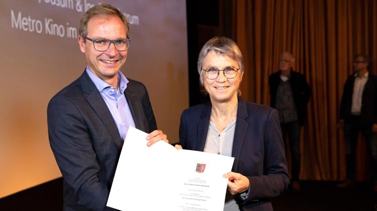Kinopreis des Landes verliehen: Guido Wendt, Staatssekretär vom Kulturministerium, überreicht Rena Eckart vom Kino-Team des Kleinen Theater Bargteheide die Urkunde.
