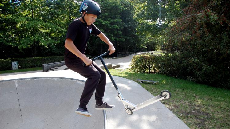 Coole Sprünge mit dem Cityroller: Artem trainiert regelmäßig auf der Skateranlage auf den Königswiesen. Für noch mehr Sprünge wünscht er sich mehr Halfpipes.
