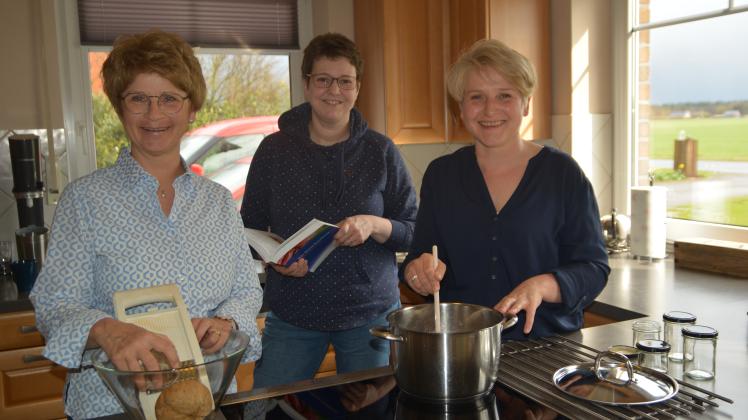 Damit weniger Essen im Müll landet, lohnt es sich, Lebensmittel zu konservieren finden Elisabeth Westphal (von links), Tanja Schwarting und Sonja Schlesier vom Landfrauenverein Ganderkesee.