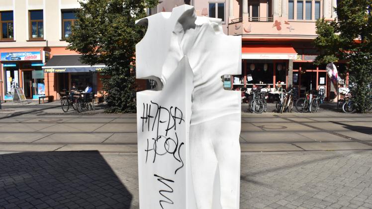 Die Stele auf dem Doberaner Platz in Rostock wurde beschmiert. Jetzt sucht die Polizei Zeugen.