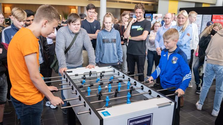 Hoch her ging es beim Karriere-Kick in Husum, als sich Firmenchefs und Jugendliche erstmals in Nordfriesland beim Kicken beschnupperten.