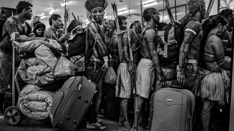 Pressefoto: Menschen des indigenen Volks der Mundurukus stehen in der Schlange des Altamira Airports. 