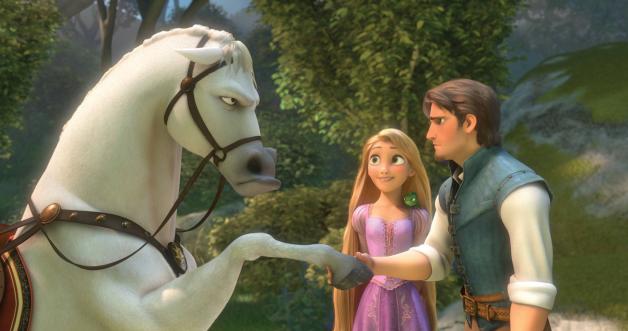 Rapunzel mit ihren Begleitern: Pferd Maximus, Chamäleon Pascal und Flynn Rider in einer Szene aus „Rapunzel - Neu verföhnt“.