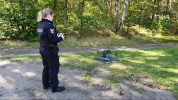 Eine Beamtin startet am Mittwoch nahe Jessenitz die Drohne zum Sucheinsatz.