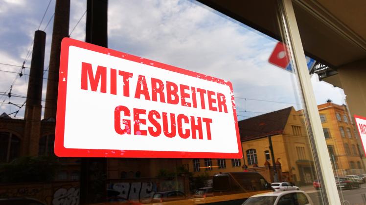 MITARBEITER GESUCHT - Werbung für einen Arbeitsplatz - Berlin, Deutschland, DEU, Germany, GER, 06.09.2022 - Berlin (Bezi