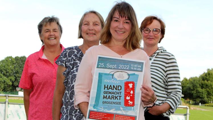 Brigitte Fahland (v.l.), Susanne-Kathrein Bern, Evelyn Claren und Pamela Cohrs haben mit drei weiteren Großenseerinnen  den 7. Handgemacht-Markt in Großensee vorbereitet. 