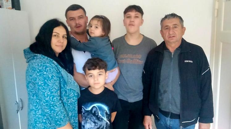 Suchen eine Wohnung: Liudmyla und Sergii Lobanovsky (links) mit ihren drei Kindern und Liudmylas Vater Mykola.