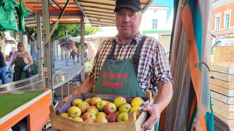 Apfelbauer Hans-Wilhelm Nagel steht wöchentlich auf dem Marktplatz in Bad Oldesloe - seit 42 Jahren. 