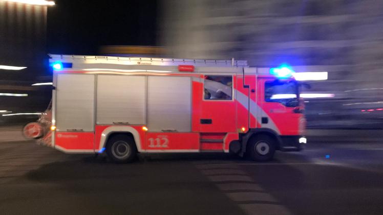 08.02.2022, Berlin, GER - Loeschwagen der Berliner Feuerwehr bei Nacht auf Einsatzfahrt. (112, Abend, abends, Alltag, au
