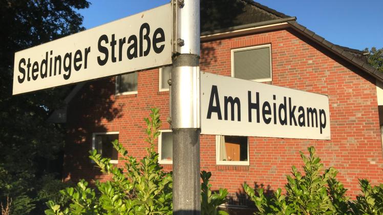 Hinter diesen Häusern an der Stedinger Straße könnte bald gebaut werden: Neues Wohnquartier Am Heidkamp.