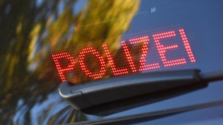 Polizei LED Schild im Heck eines zivilen Streifenwagen *** Police LED sign in the rear of civilian patrol car
