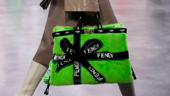 <p>Fendi setzt seine Frühjahr-Sommer-Kollektion 2023 mit einem Knallgrün in Szene. Foto: Antonio Calanni/AP/dpa</p> Fendi in Mailand