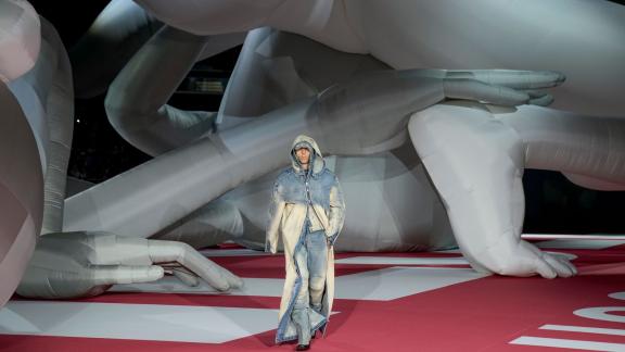 <p>Diesel kreiert für seine Frühjahr-Sommer-Kollektion 2023 einen Mix aus Streetstyle, Glamour und Sexyness. Foto: Antonio Calanni/AP/dpa</p> Diesel in Mailand
