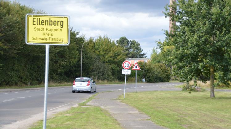 Direkt hinter dem Ortsschild Ellenberg gilt derzeit Tempo 30 wegen des Baustellenverkehrs, doch kaum jemand hält sich dran.