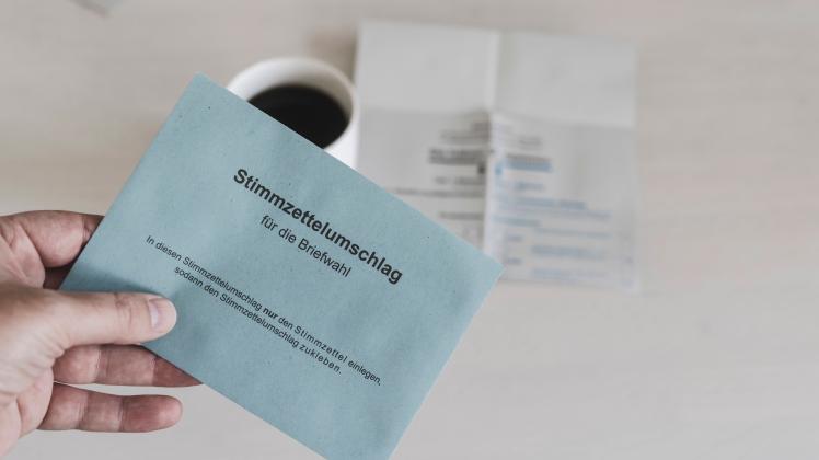 Man holding German ballot paper over coffee cup model released, Symbolfoto, CHPF00852