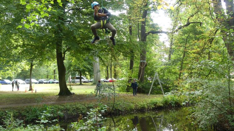 Kletteraktion im Stadtpark in Glückstadt: In Bestzeit hangelte sich dieser Schüler über den Graben.