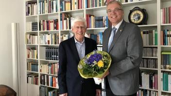 Viel zu erzählen hatten sich Dr. Jürgen Allerdissen (l.) und Landrat Jens Böther. Letzterer war Gratulant zum 80. Geburtstag.