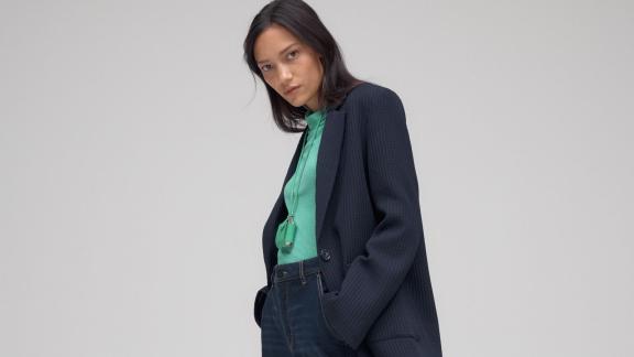 <p>HANDOUT - Wer sich nicht komplett in Knallfaben kleiden möchte, setzt Farbakzente im sonst klasssischen Outfit - wie hier bei someday zu sehen (Blazer ca. 140 Euro, Jeans ca. 90 Euro, Oberteil ca. 100 Euro). Foto: someday/dpa-tmn - ACHTUNG: Nur zur redaktionellen Verwendung im Zusammenhang mit dem genannten Text und nur bei vollständiger Nennung des vorstehenden Credits</p> Outfit von someday