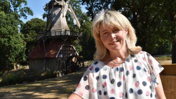 Um sich vom Alltag zu erholen, geht Karin Pauls gerne in der Natur spazieren, unter anderem an der Hüvener Mühle, die hier im Hintergrund zu sehen ist.