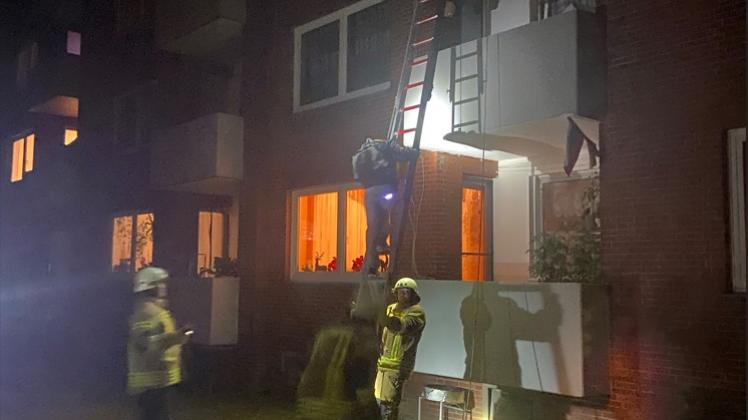 Mithilfe einer Drehleiter rettete die Feuerwehr drei Hausbewohner von einem Balkon. Kellerbrand Visbecker Straße Wildeshausen