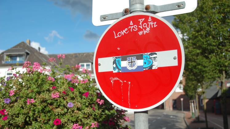 Aufkleber von Fußballvereinen sind auf Straßenschildern in Schleswig ein gewohntes, wenn auch unerwünschtes Bild. 