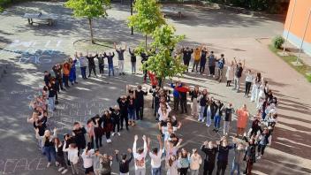 Brechtschüler formen ein Peace-Zeichen Sept. 2022