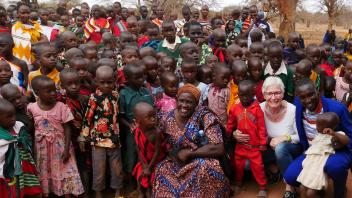 Hanne Pischke aus Eckernförde mit Massai-Kindern.