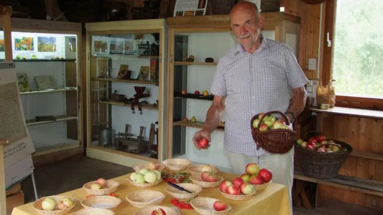Meinolf Hammerschmidt aus Winderatt bei Sörup ist einer der erfahrensten Apfel-Experten in der Region. 