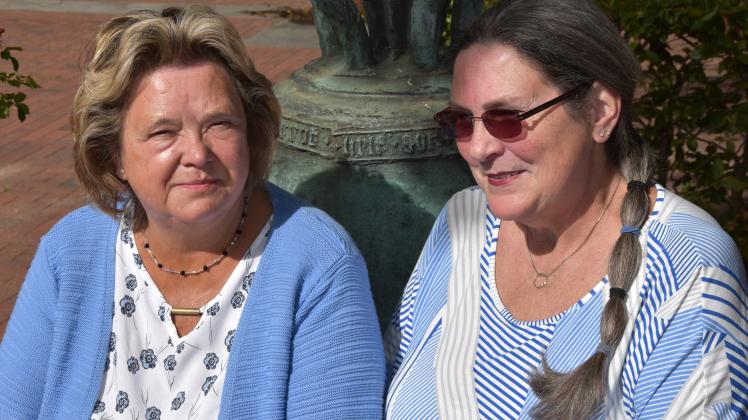 Renate Buttler (links, 67) und Felicitas Straßberger (71) vor der Glocke auf dem Gelände der katholischen St. Marien Kirche in Quickborn