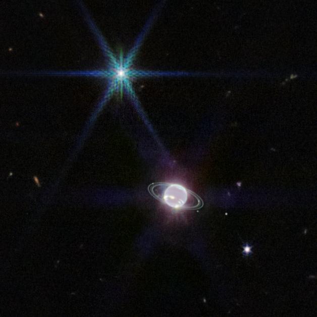 Ringe und Nebel des Planeten Neptun sind auf diesem Bild gut zu erkennen. Der helle Lichtpunkt oben links ist einer von Neptuns Monden: Triton. Ringe und Nebel des Planeten Neptun sind auf diesem Bild gut zu erkennen. Der helle Lichtpunkt oben links ist einer von Neptuns Monden: Triton.