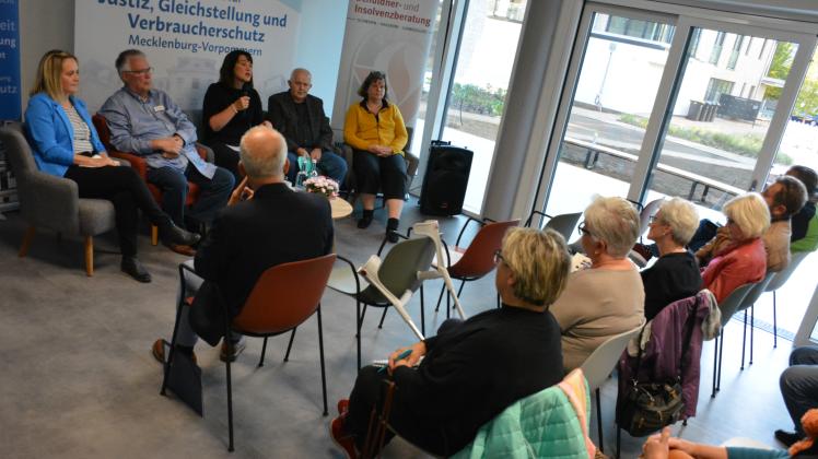 Beim Bürgerforum mit Justizministerin Jacqueline Bernhardt blieben im Seniorenzentrum „CampHus“ in Ludwigslust viele Stühle leer.