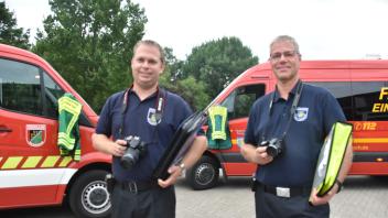 Christian Woßnick (von links) und Ralf Diedrichsen sind Pressesprecher ihrer ehrenamtlichen Feuerwehren. Woßnick in Moorrege, Diedrichsen in Tornesch. 