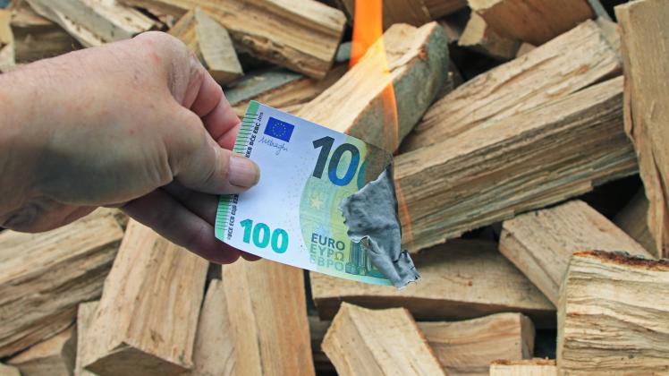 Brennholz für die Heizung zur Winterzeit Mit gespaltenem Buchenholz für die Winterfeuerung im Holzofen verbrennt man vie