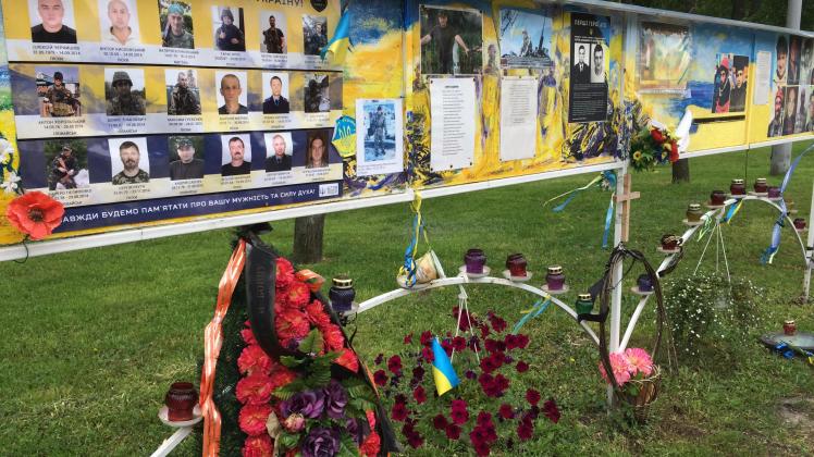 Gedenken an tote ukrainische Soldaten in Dnipro, Ostukraine
