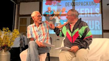„De Kotten- Snackers“ bieten mit ihrer Komödie „Kerls in Kur“ tiefe Einblicke in den Kuraufenthalt von Bernhard (Hauke-Harro Hand) und Martin (Peter Mohr).