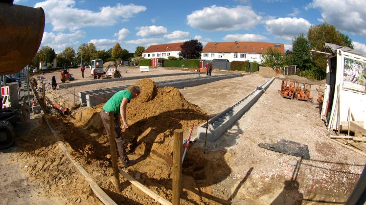 Die Fundamente für die Garagen am K+K-Markt an der Osnabrücker Straße werden gerade gebaut.