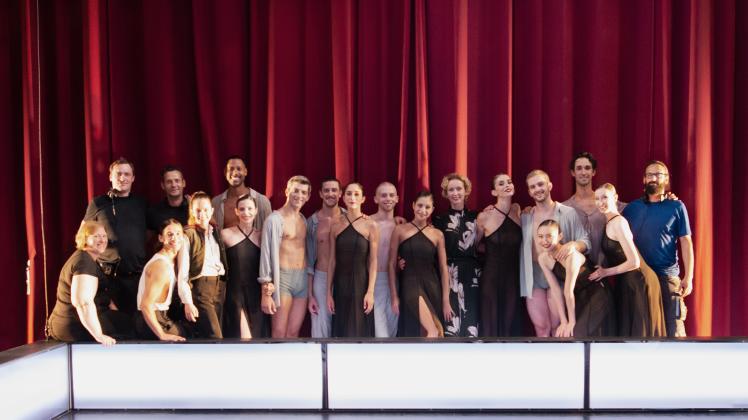 Das Schweriner Ballettensemble Ballett X Schwerin auf der Bühne im französischen Biarritz. 