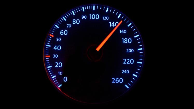 Ein Tachometer mit Geschwindigkeitsanzeige von fast 150 km/h auf der Autobahn, Tacho, digital, digitaler, Tachometer, Ge