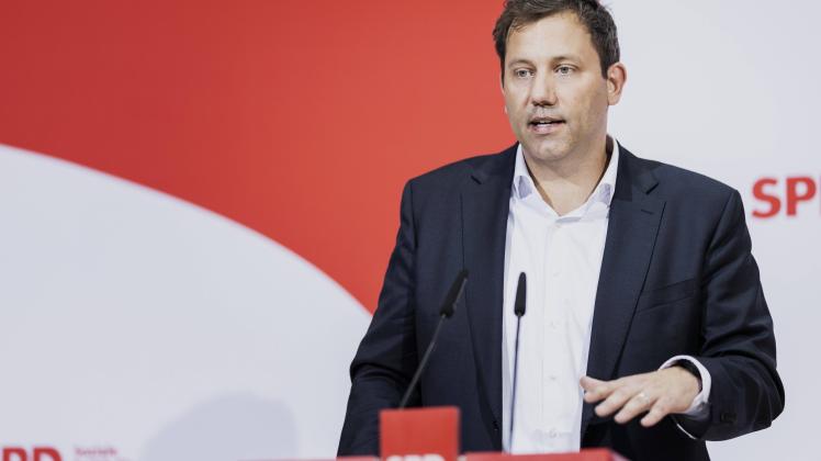 Lars Klingbeil, SPD-Parteivorsitzender, aufgenommen im Rahmen einer Pressekonferenz mit Enrico Letta (nicht im Bild), V