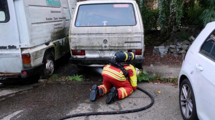 Der Brand des VW-Transporters konnte von Nachbarn und der Feuerwehr schnell gelöscht werden