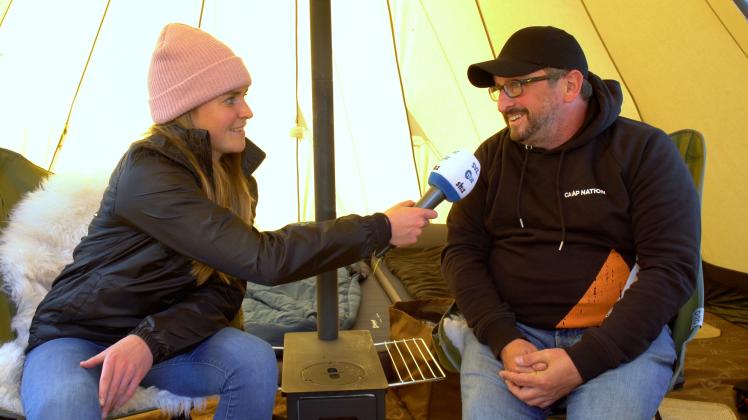 Dirk Langenfeld verrät shz-Reporterin Johanna Risse warum es auch bei vier Grad nachts noch Spaß machen kann, im Zelt zu übernachten.