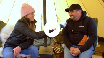 Dirk Langenfeld verrät shz-Reporterin Johanna Risse warum es auch bei vier Grad nachts noch Spaß machen kann, im Zelt zu übernachten.